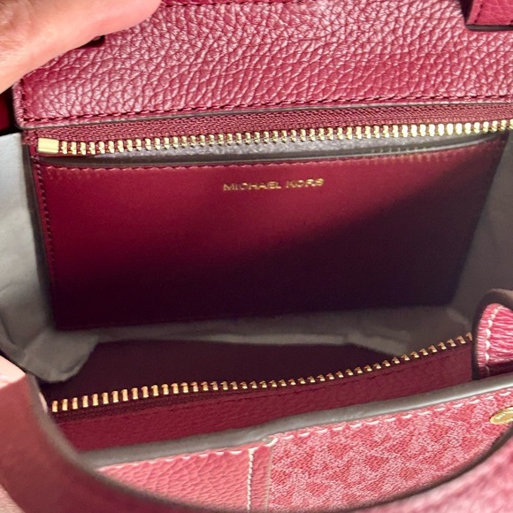 NWT Michael Kors Flora Medium crossbody bag in Mulberry - Picture 7 of 8